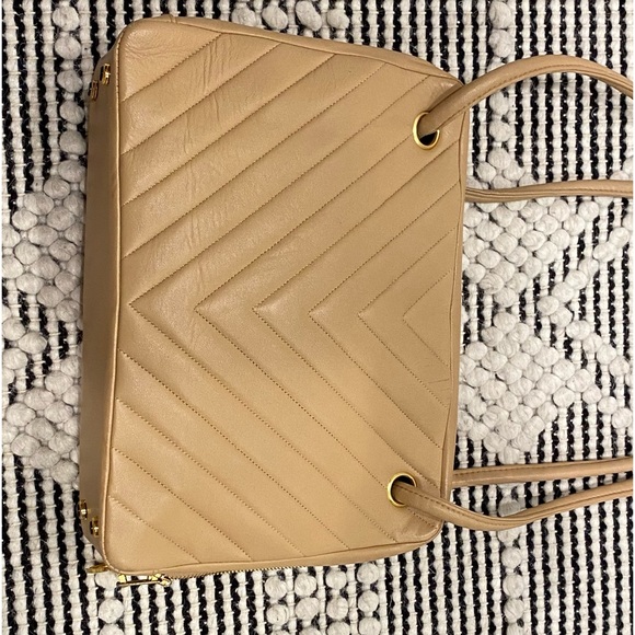Authentic classic  Chanel chevron handbag - Picture 7 of 17